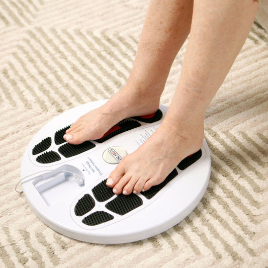 女性使用 DR-HO'S 腿腳止痛儀舒緩腳趾痛及促進下肢血液循環