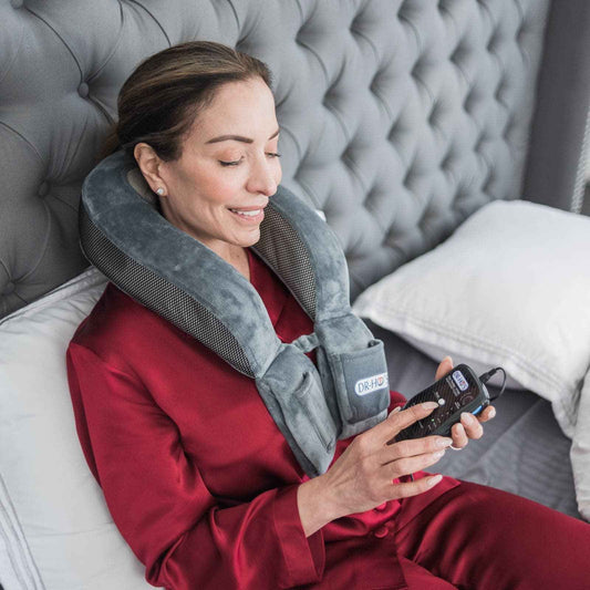 女性使用DR-HO'S肩頸止痛儀進行穴位電療舒緩頸部痛症