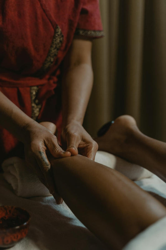 亞洲女士晚上坐喺梳化按壓自己腳踝出現凹陷窩呈現腳水腫